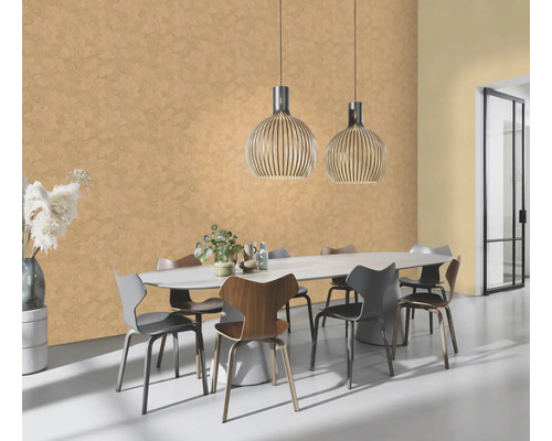 Eetkamer met ovale tafel, stoelen en hanglampen voor een muur met patroonbehang