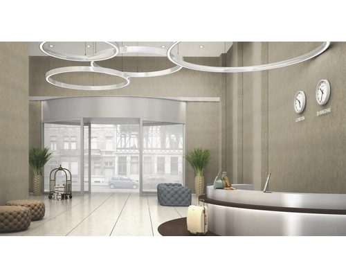 Entree van een hotel met draaideur, receptie en ronde plafondlampen