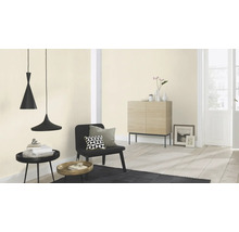 Lichte kamer met twee hanglampen, stoel, commode en decoraties