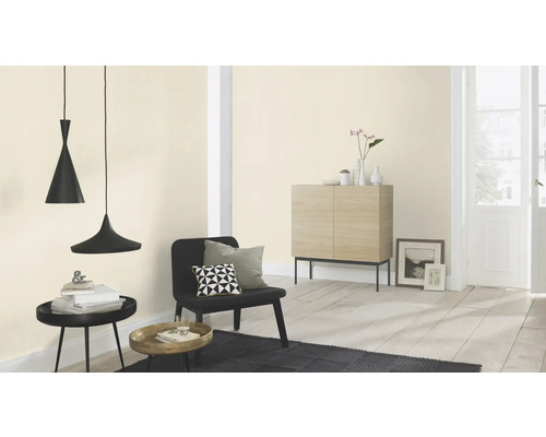 Lichte kamer met twee hanglampen, stoel, commode en decoraties