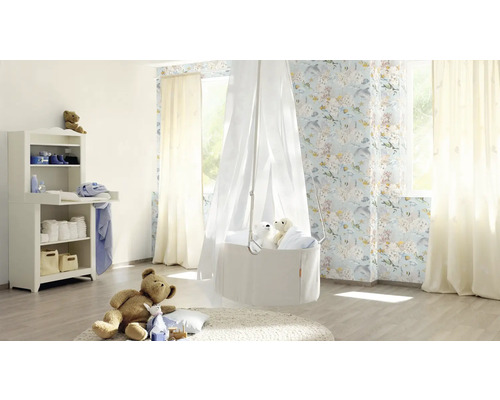 Babykamer met commode en hangwieg