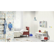 Lichte kinderkamer met bed, bureau en speelse decoratie