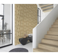Scene met patroonbehang, bank en trap in een helder en modern interieur.