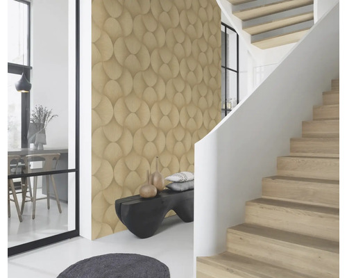 Scene met patroonbehang, bank en trap in een helder en modern interieur.