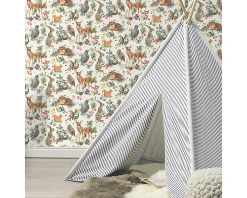 Kinderkamer met bosdiertjesbehang en gestreepte tipi-tent