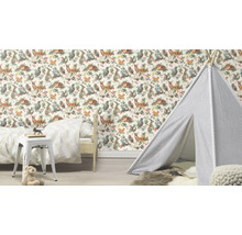 Gedecoreerde kinderkamer met bosdiertjesbehang, bed en speeltent