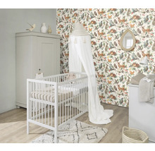 Babykamer met ledikant, commode en behang met dierenmotief