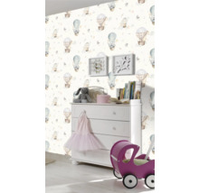 Kinderkamer met behang, commode en speelgoed