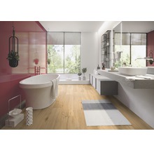 Moderne badkamer met vrijstaand bad, wastafel en houten vloer