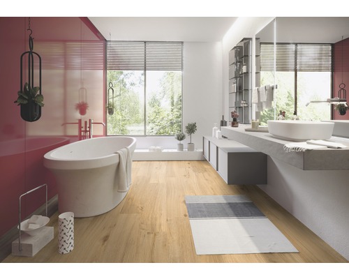 Moderne badkamer met vrijstaand bad, wastafel en houten vloer