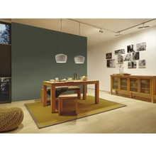 Lichte eetkamer met houten tafel, hanglampen en dressoir