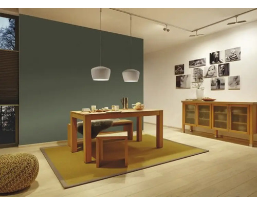 Lichte eetkamer met houten tafel, hanglampen en dressoir