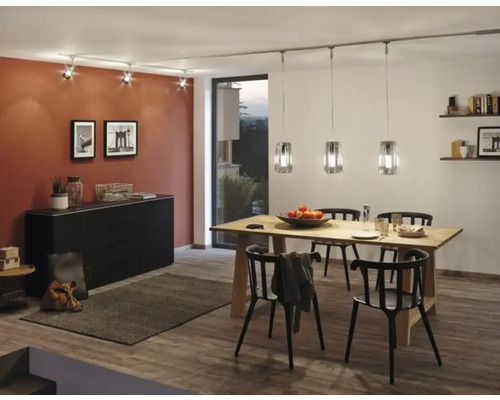 Eetkamer met eettafel, stoelen, dressoir en verlichtingssysteem