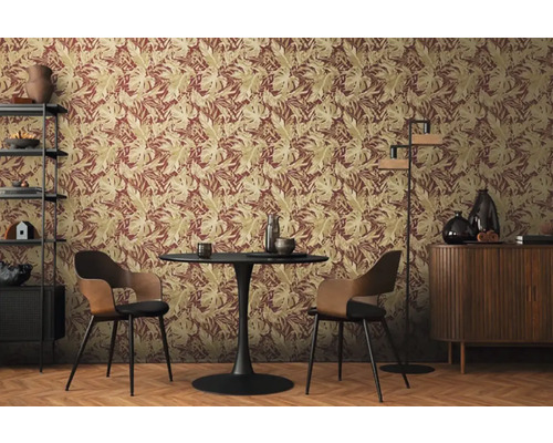 Decoratief interieur met een patroonbehang, een ronde tafel en stoelen.