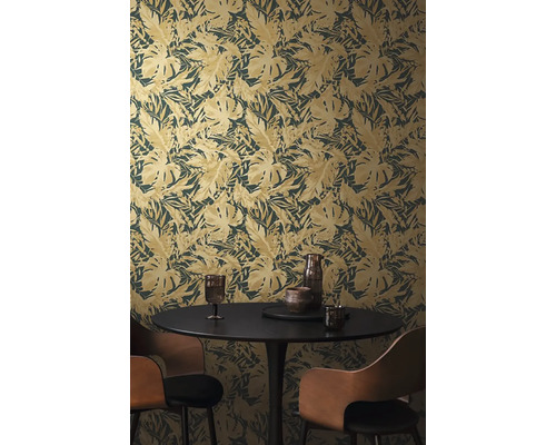 Behang met bladerdesign in eetkamer met tafel en stoelen