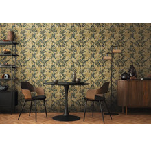 Woonkamer met botanisch behang, tafel en stoelen