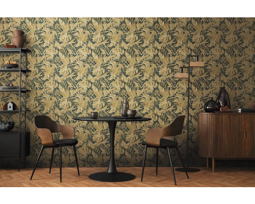 Woonkamer met botanisch behang, tafel en stoelen