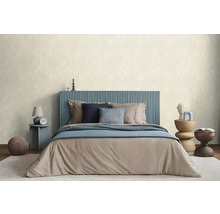 Slaapkamer met bed, nachtkastjes en decoraties voor een lichte en vriendelijke sfeer.