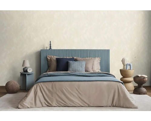 Slaapkamer met bed, nachtkastjes en decoraties voor een lichte en vriendelijke sfeer.