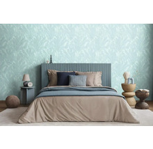 Slaapkamer met bed, nachtkastje en bloemenbehang