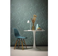 Inrichtingsidee met behang met bladerpatroon, tafel en stoel