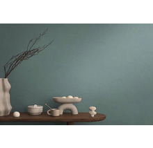 Decoratieve objecten op een houten tafel voor een wand