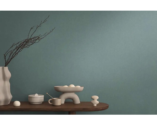 Decoratieve objecten op een houten tafel voor een wand