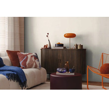 Woonkamer met bank, kast en decoratieve elementen voor een gezellige sfeer.