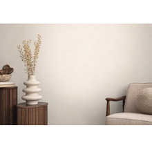 Scene met een fauteuil, een bijzettafel met bloemenvaas en decoratieve accessoires voor het woongedeelte