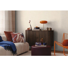 Woonkamer met bank, kast, lamp en decoraties voor een gezellige sfeer.