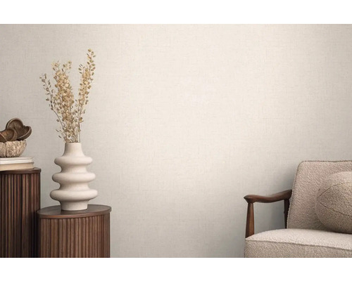 Decoratieve woonkamer met vaas, tafel en fauteuil voor een gezellige sfeer.