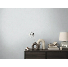 Decoratieve ladekast met vazen, boeken en lamp voor een lichte muur