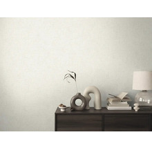 Scene met behang met patroon, dressoir en decoratieve objecten