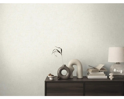 Scene met behang met patroon, dressoir en decoratieve objecten