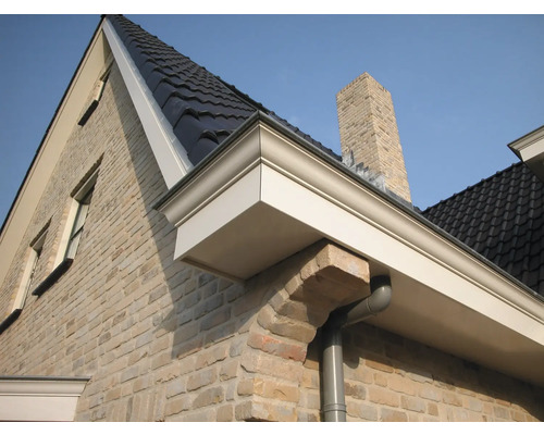 Buitenkant van een huis met dakgoot, bakstenen muur en schoorsteen