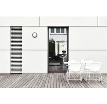 Buitenkant van een modern huis met terras en tuinmeubilair