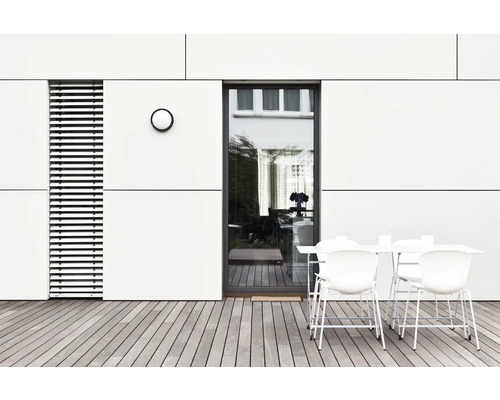 Buitenkant van een modern huis met terras en tuinmeubilair