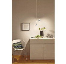 Licht interieur met dressoir, stoel en hanglampen voor een vriendelijke sfeer.