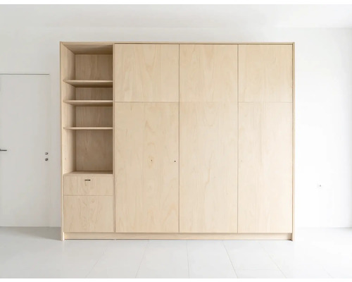 Lichte houten kast met planken en deuren in een heldere kamer.