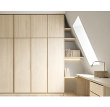 Inbouwkast met bureau en plank in een lichte ruimte