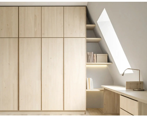 Inbouwkast met bureau en plank in een lichte ruimte