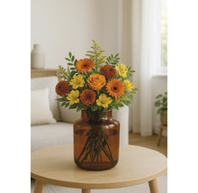 Boeket met rozen, gerbera's en alstroemeria's in een glazen vaas op een tafel