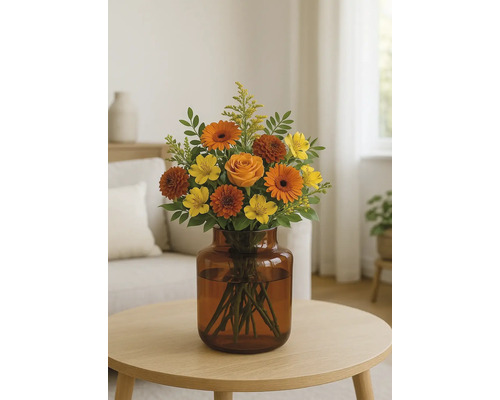 Boeket met rozen, gerbera's en alstroemeria's in een glazen vaas op een tafel