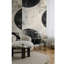 Woonkamer met bank, salontafel, bijzettafels en behang met patroon