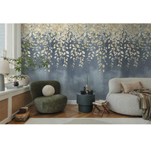 Woonkamer met wandbehang met vallende bladeren, fauteuil en bank