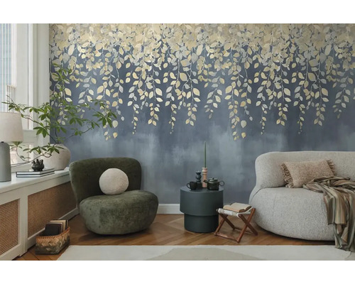 Woonkamer met wandbehang met vallende bladeren, fauteuil en bank