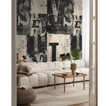 Woonkamer met bank, salontafel en krantenbehang