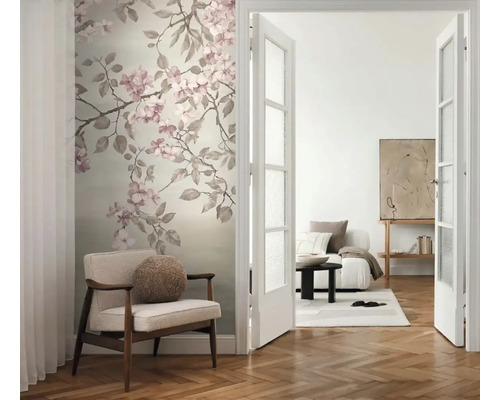 Woonkamer met bloemig fotobehang, fauteuil en dubbele deur