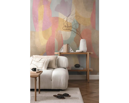 Woonkamer met bank, plank en abstracte muurdecoratie voor een lichte en georganiseerde sfeer.