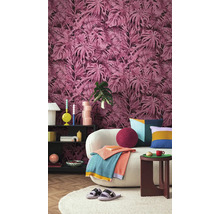 Woonkamer met bank en wandbehang met plantenmotief